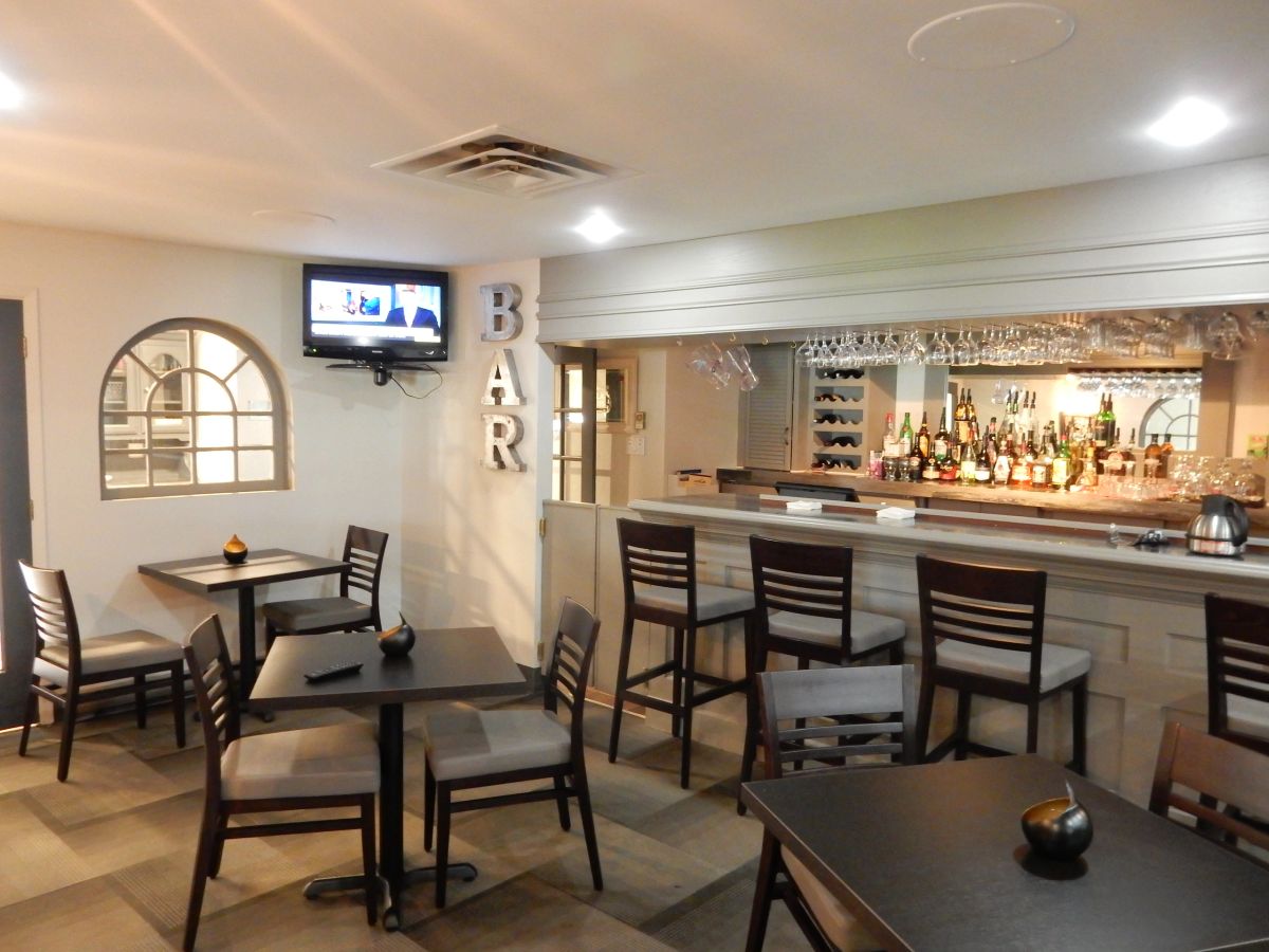 Bar & Salon
