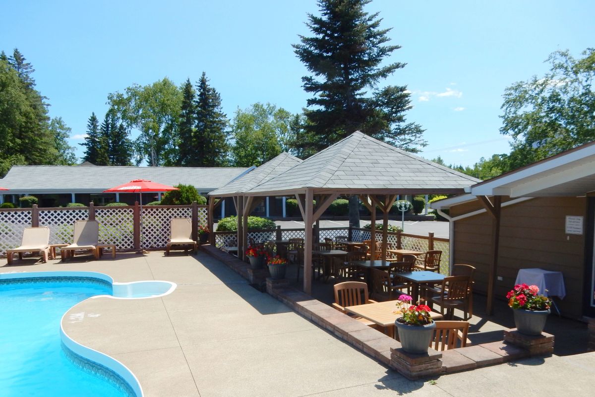 Terrasse au bord de la piscine