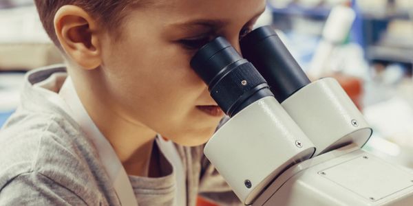 Enfant au laboratoire