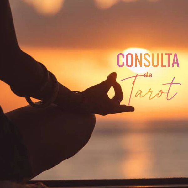 Persona sentada meditando 