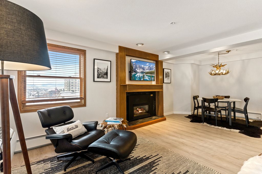 Eames Lounge Chair, Herman Miller, Stylish living room decor
