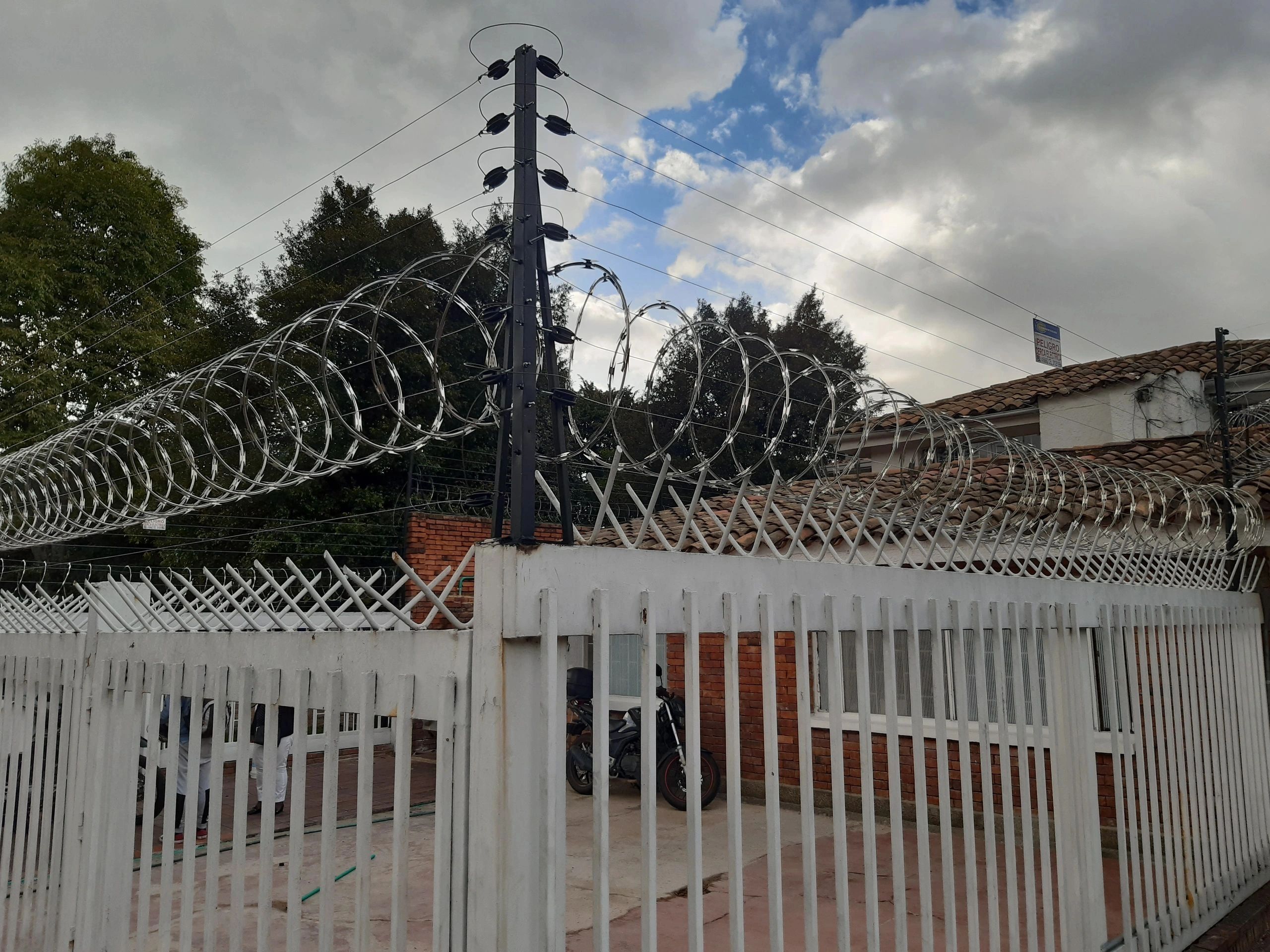 Conserticol seguridad 100% sas 26 años protegiendo los bienes de los colombianos . C