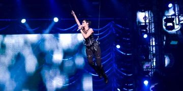 Rihanna Aerialist Fly Rigging 