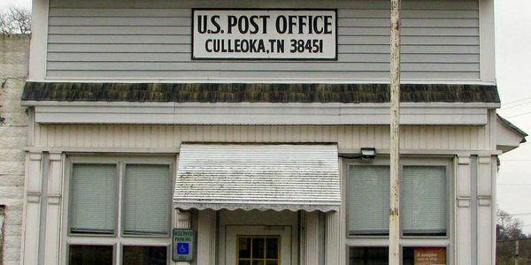 A picture of the U.S. post office in Culleoka, Tennessee.
