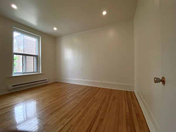 One large bedroom apartment on the 3rd floor downtown Montréal