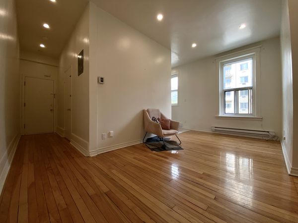 Open concept one bedroom apartment with hardwood floor in downtown Montréal