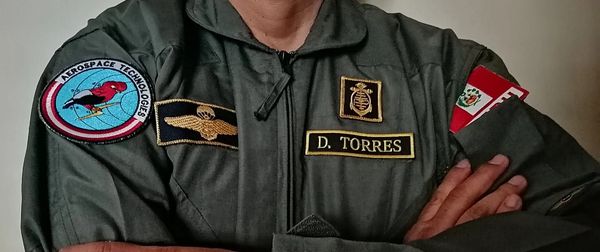 Hombre con uniforme militar de tecnología aeroespacial.