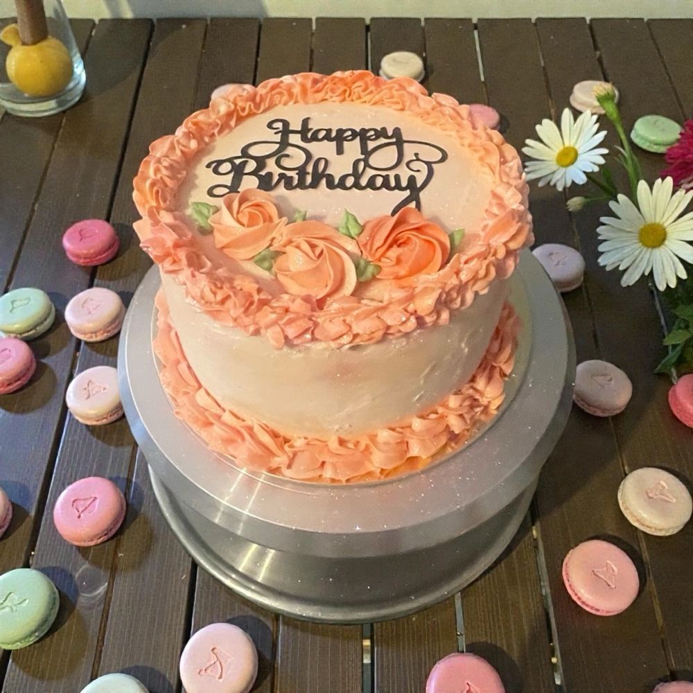 Delicious light & fluffy Vanilla Cake with white chocolate buttercream 