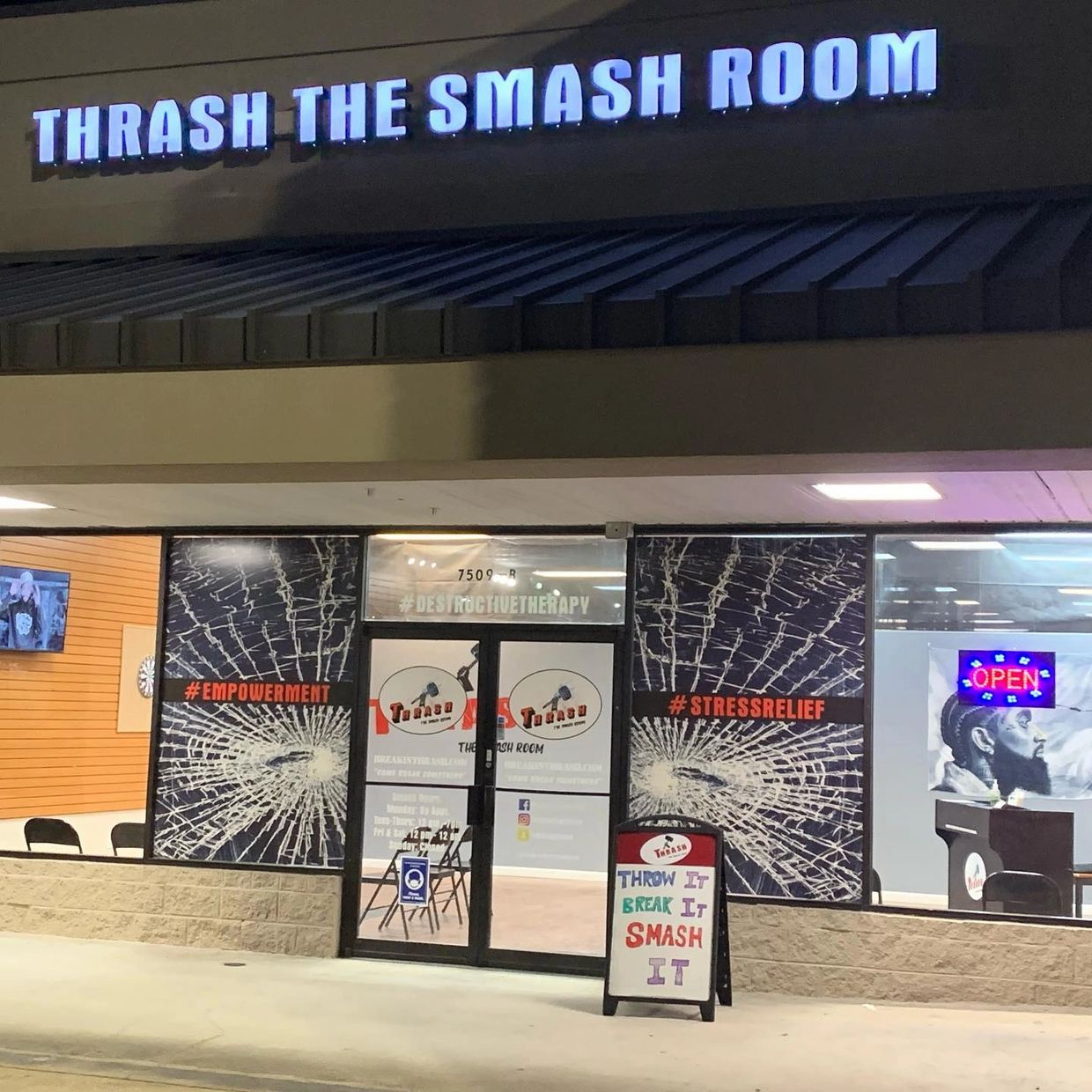 Thrash The Smash Room - Smash Room, Break Room, Smash Room, Rage Room