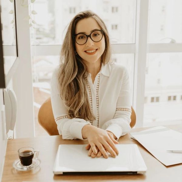Foto da Dra. Verena Máximo, endocrinologista em Niterói (Icaraí)

