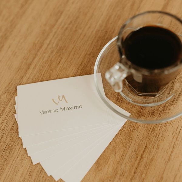 Xicará de café e o cartão de visita da Dra Verena Maximo Endocrinologista em Niterói