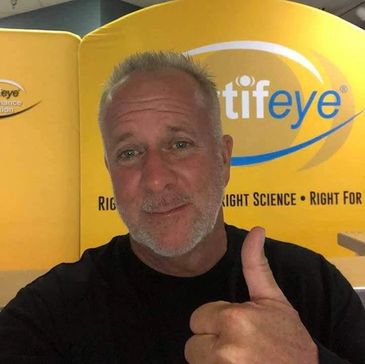 Dr Michael Lange in front of Fortifeye Vitamins banner