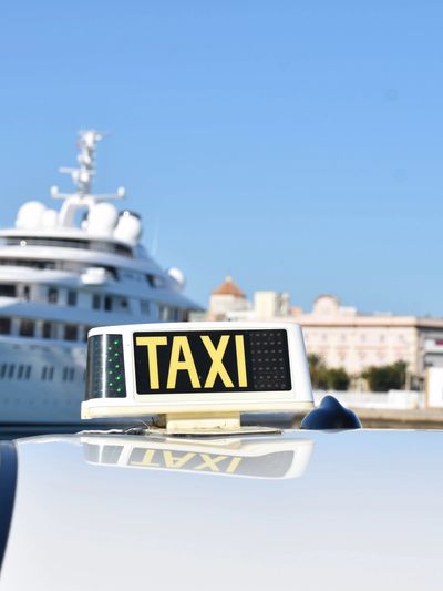 Taxi en el puerto de Cádiz. Servicio taxi San Fernando Bahia 