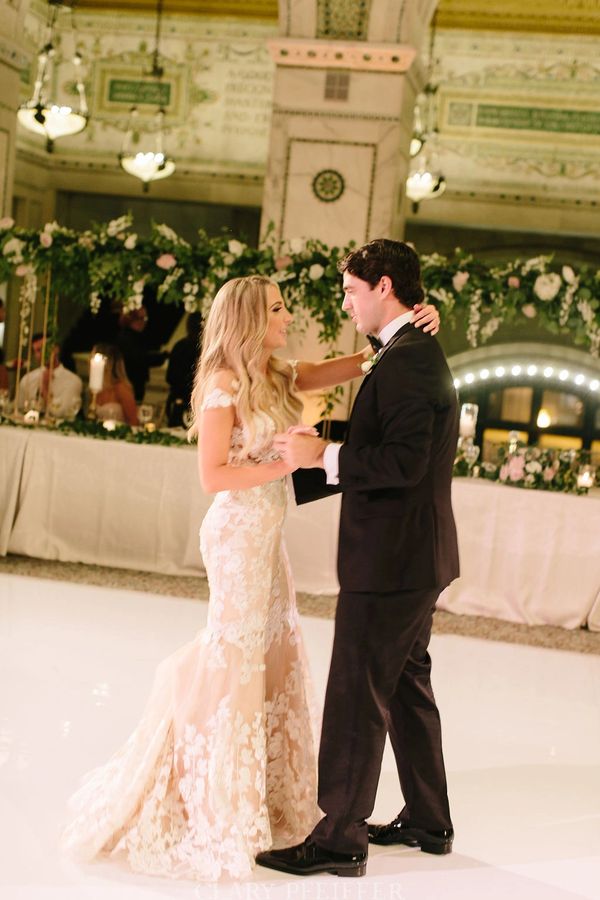 First Dance
Floral: Flowers for Dreams Photo: Clary Pfeiffer Planner: Wedicity 