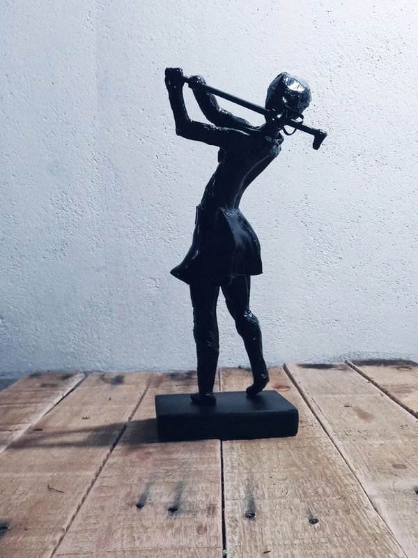 Escultura de uma golfista