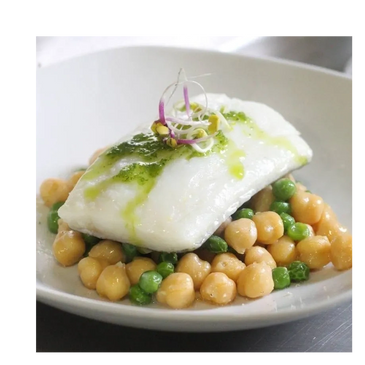 Bacalao con garbanzos y guisantes en plato profundo y blanco