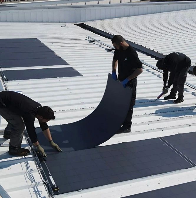 Folien Module Installation auf Industriehallendächer mit geringer Traglast 