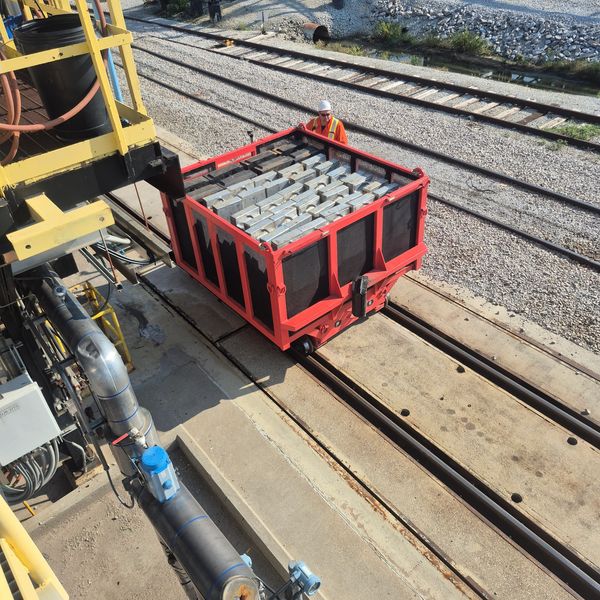 This is the first electric railroad calibration cart in North America. It holds 40,000kg and drives 