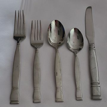 Dinner Fork, Salad/Dessert Fork, Dinner Knife, Teaspoon, Tablespoon, Bread Side Knife 

