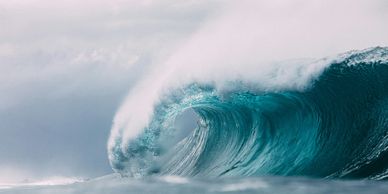 Large and dramatic wave forming a tunnel before it crashes. By Matt Paul Catalano on Unsplash