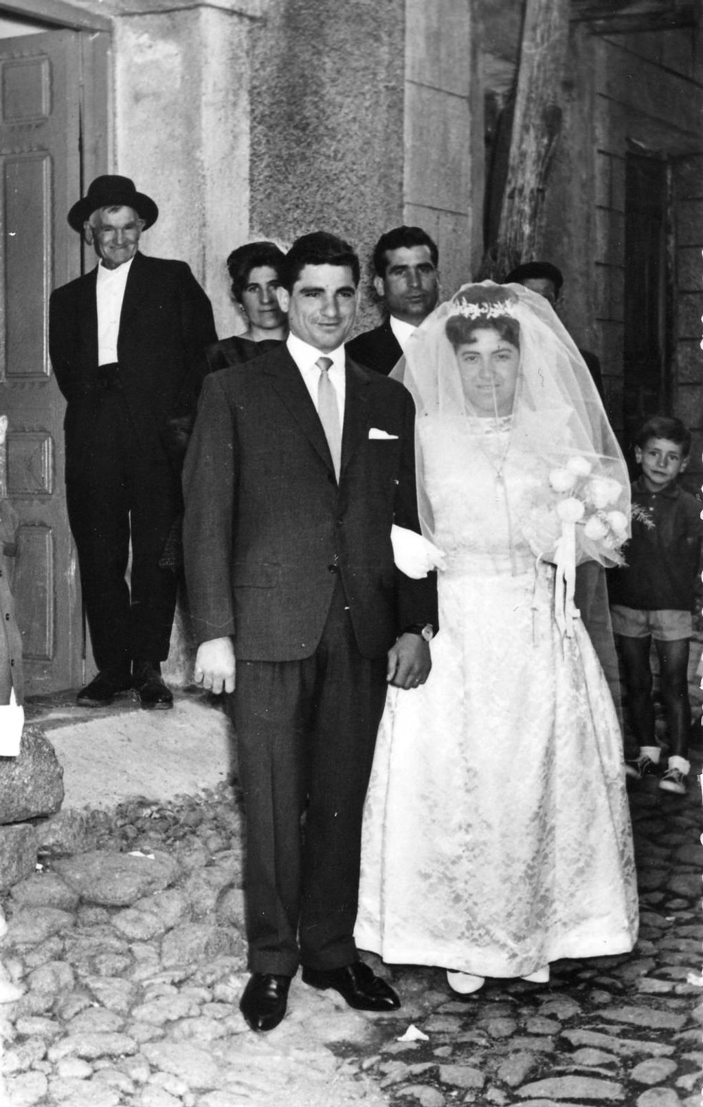 Boda de Juan García y Rosa Pérez con los padrinos Rafa y Arce. Año 1963.
