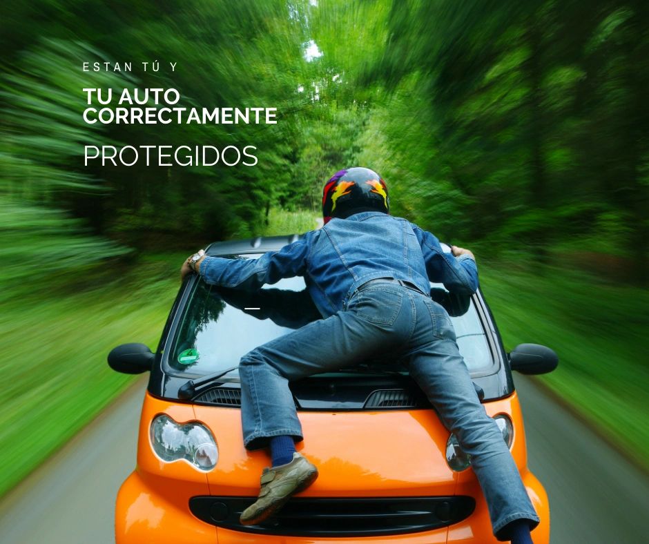 Hombre se aferra a un auto, simbolizando la urgencia de contar con un seguro de auto confiable. 