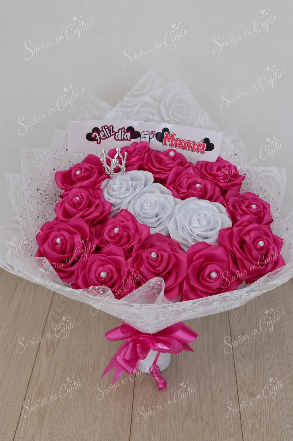 Ramo de rosas artificiales con mensaje "Feliz día Mamá".