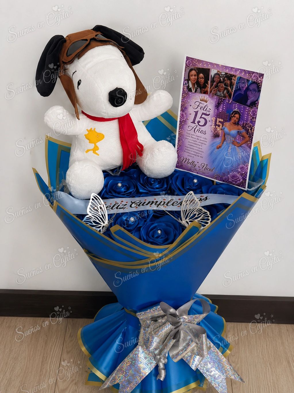 Ramo de rosas azules con peluche de Snoopy para 15 años.