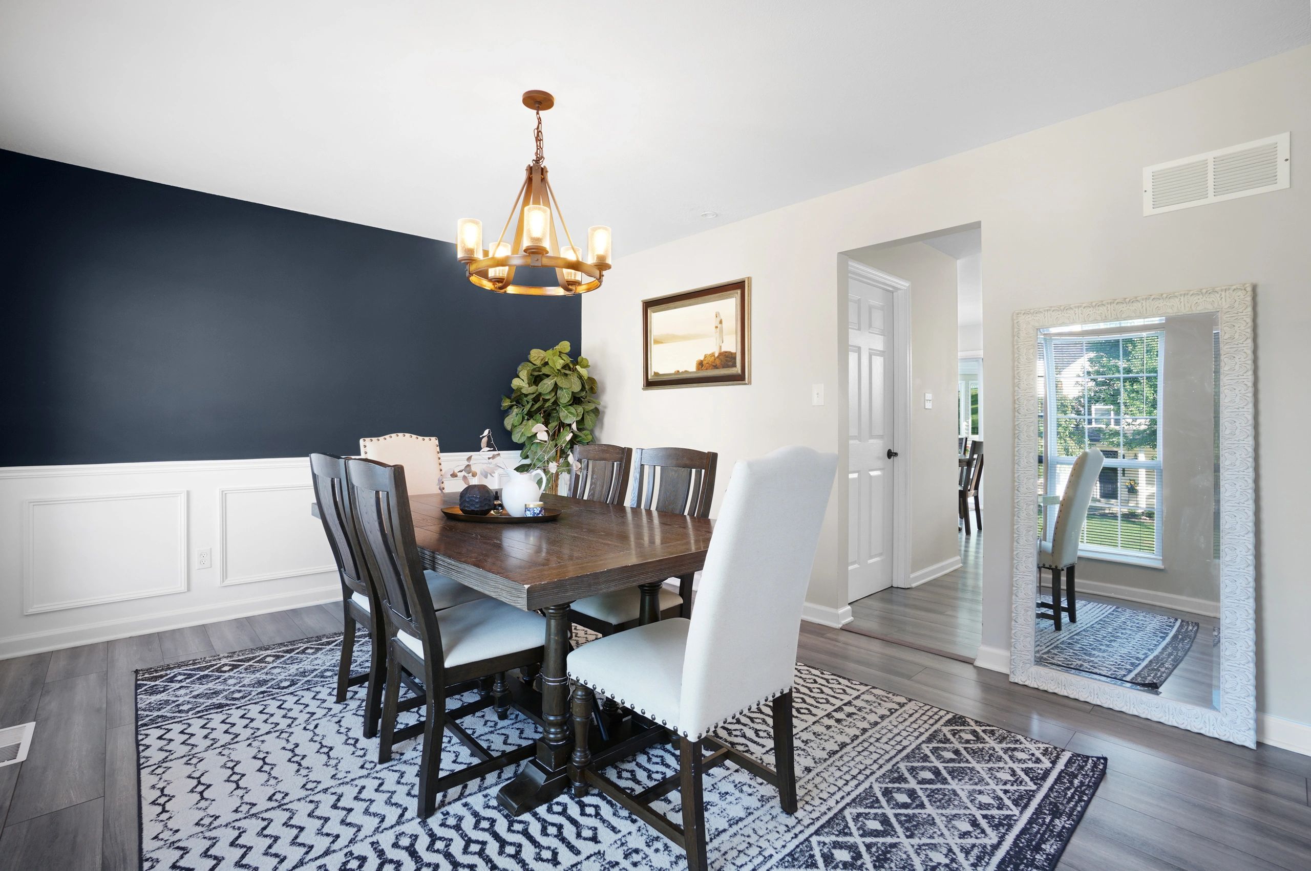 Experienced Real Estate Agent Helping You Sell Your House