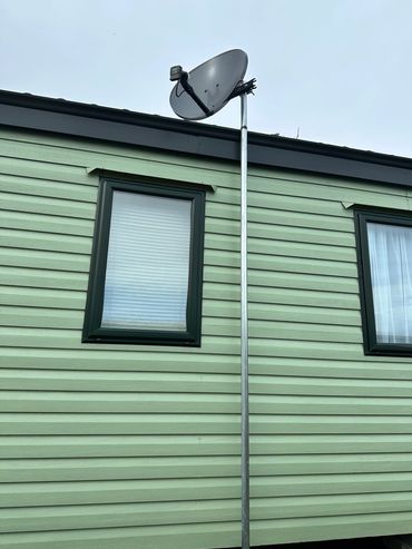 Pole mounted satellite dish installation 
