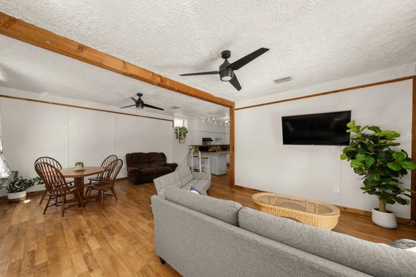 Downtown Sebring hotel within walking distance to dining and events