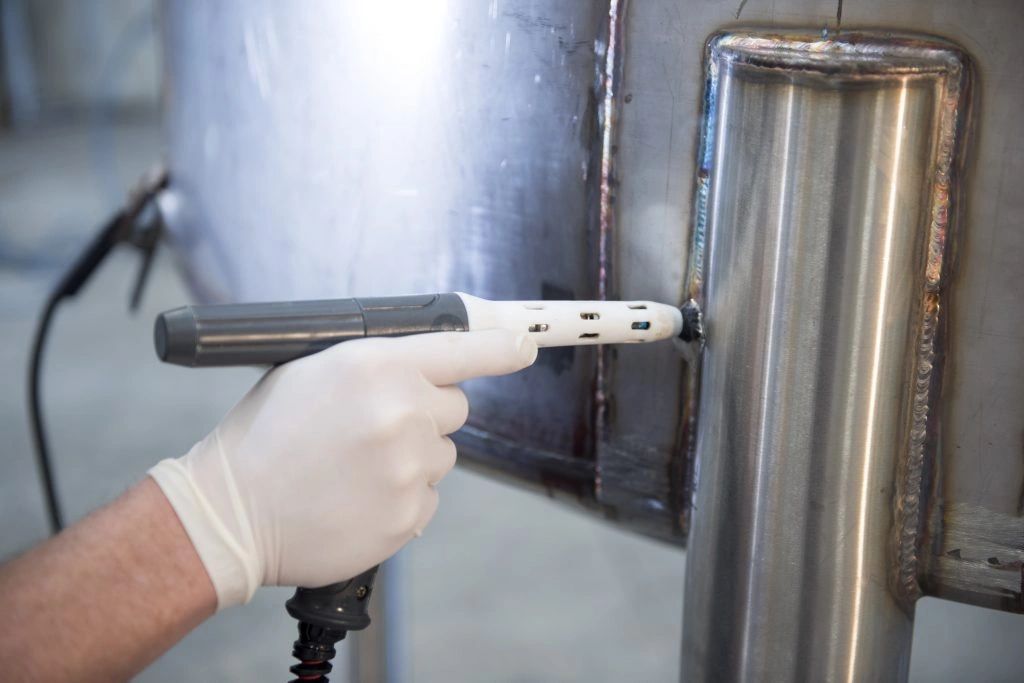 Vệ sinh mối hàn bằng Máy tẩy mối hàn inox