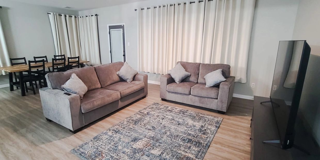 IAH Crashpad Living Room. Crashpad for Flight Attendants and Pilots. Relaxing clean and comfortable.