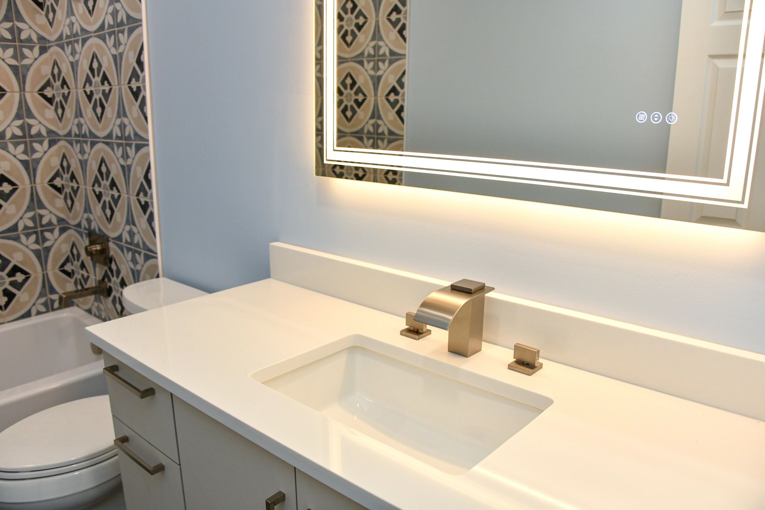 Modern guest bath with decorative tiling
