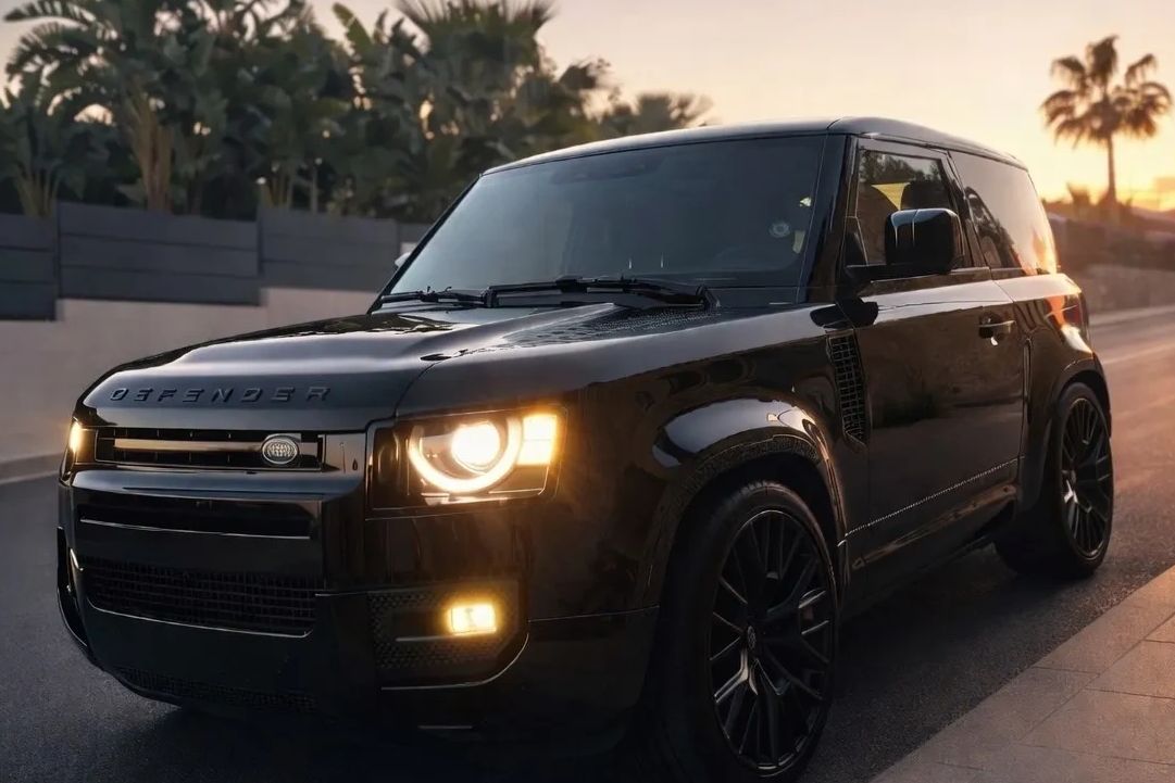 Keramikversiegelung auf einem neuen Land Rover Defender bei Sonnenuntergang in Calvià, Mallorca
