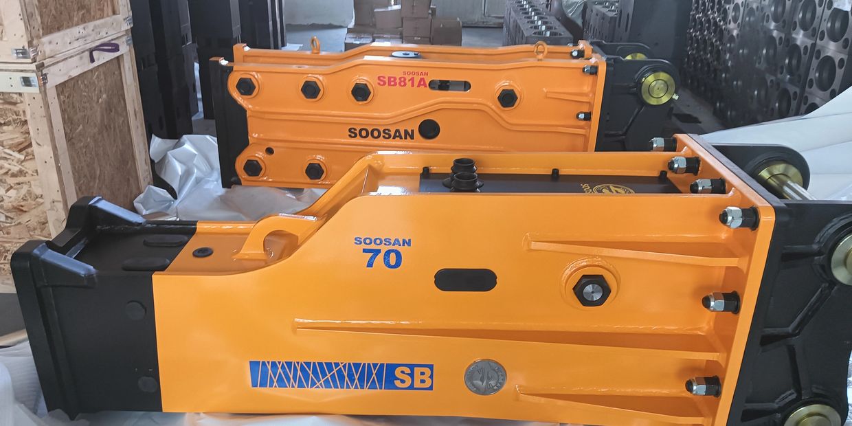 Soosan SB70 hydraulic breakers: orange-and-black, heavy-duty, excavator attachments, neatly wrapped.
分享