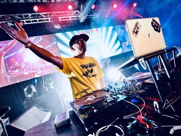 experienced dj
versatile dj
professional dj
hip hop dj
scratch dj
phoenix new times winner