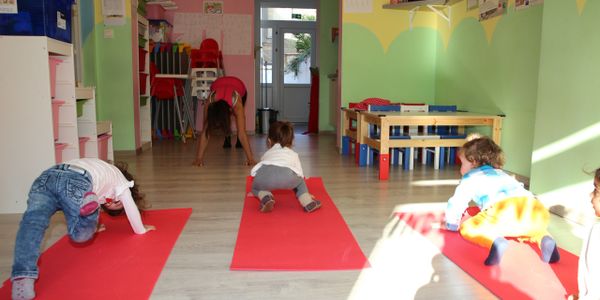 yoga pour bébé atelier à la crèche