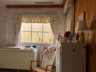 Habitación acogedora con ventana y muebles retro.