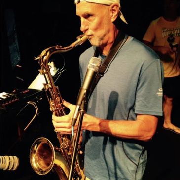 Greg playing Selmer tenor saxophone into microphone with Ginga at Caffee Solé.