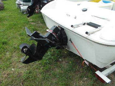 1994 Bayliner:  17' with 135 Hp 3.0 Litre AlphaOne Mercruiser Motor and Escort Bunk Trailer