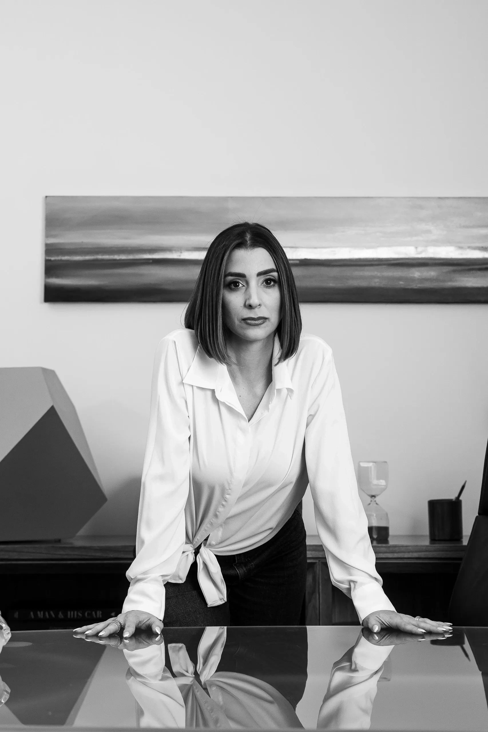 Vane Borrell apoyada en un escritorio