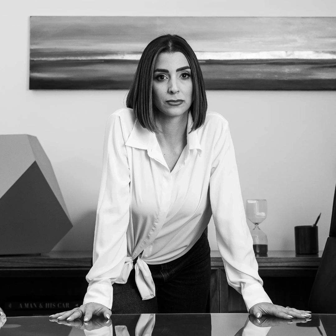 Vane Borrell apoyada en un escritorio