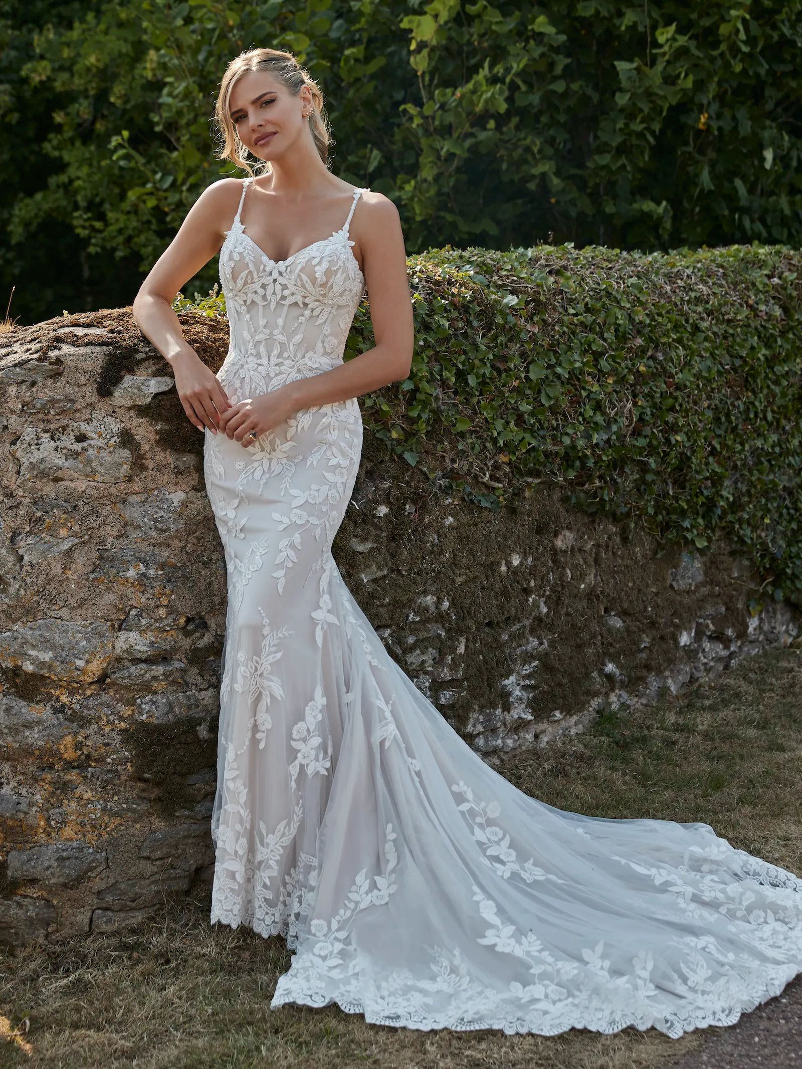 JW220931
Covered in floral lace this fit and flare style dress is simply beautiful with a V-neckline