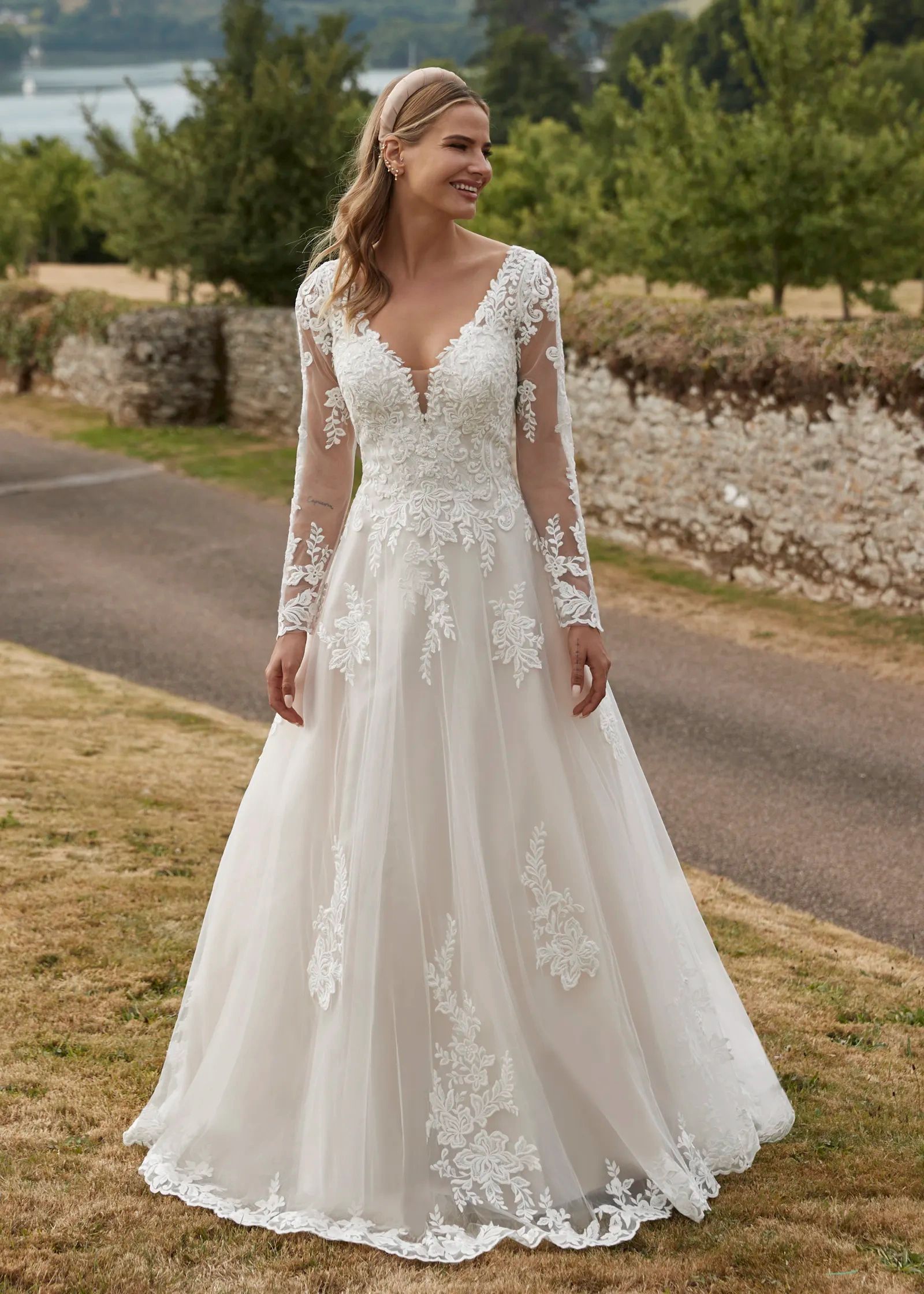 JW220932
A superb A-line silhouette dress with a plunging neckline and illusion sleeves. Shown in Al