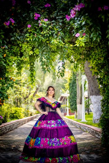 foto de quinceañera con vestido mexicano