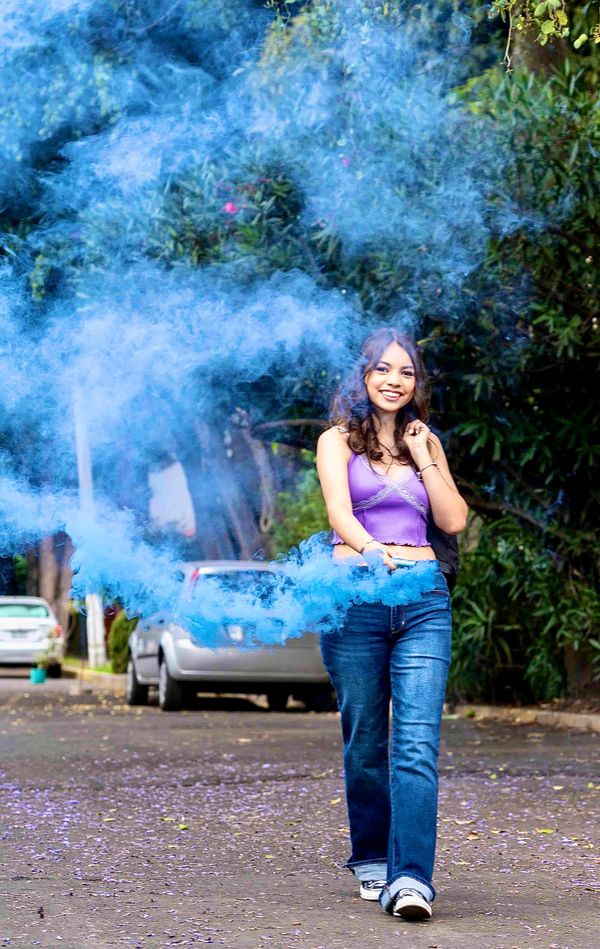 quinceañera con humo azul