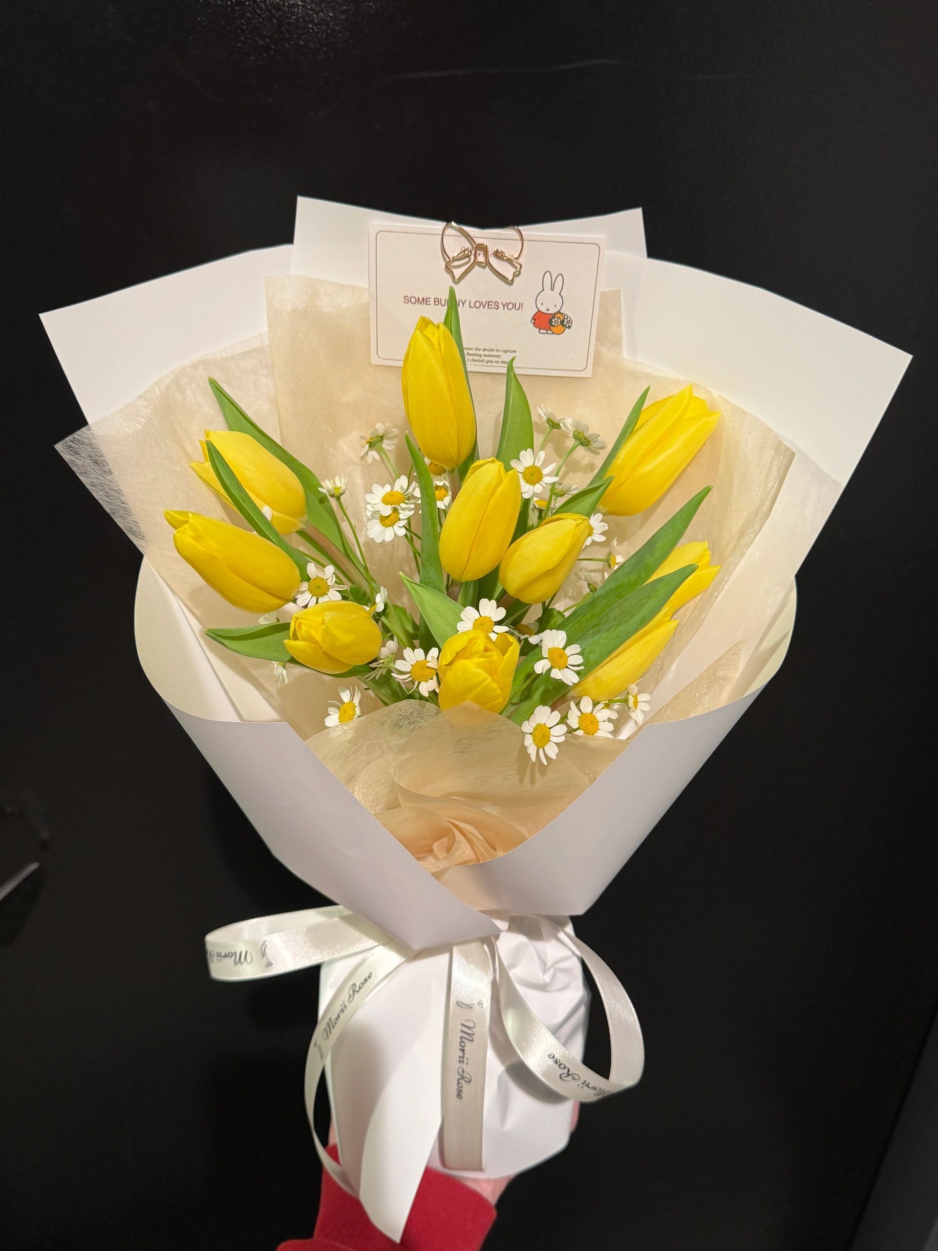 Little Daisies & Fountain Straw-Yellow Tulips
