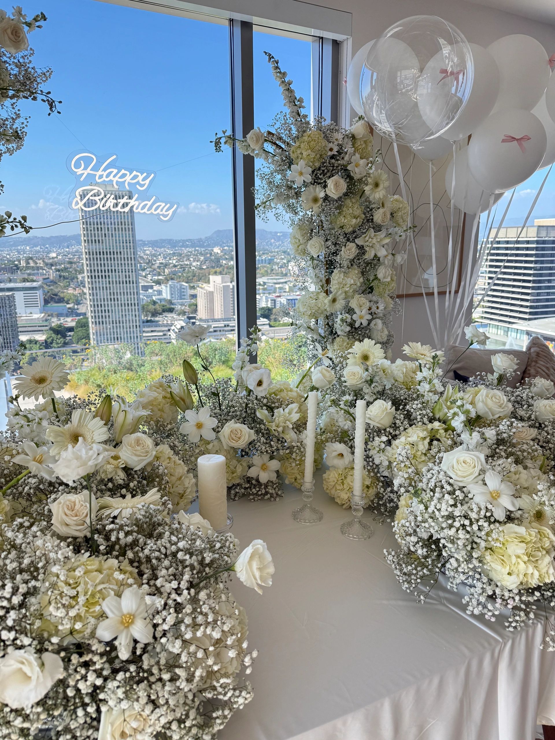 White curved column arrangement