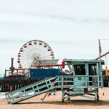 Picture of a lifeguard tower in front of the Santa Monica Pier 